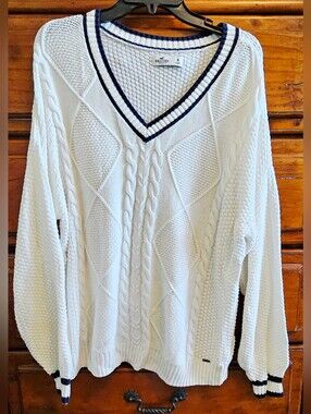 Hollister Cable Knit V-Neck Sweater – White with Navy Trim – Size M (Oversized)